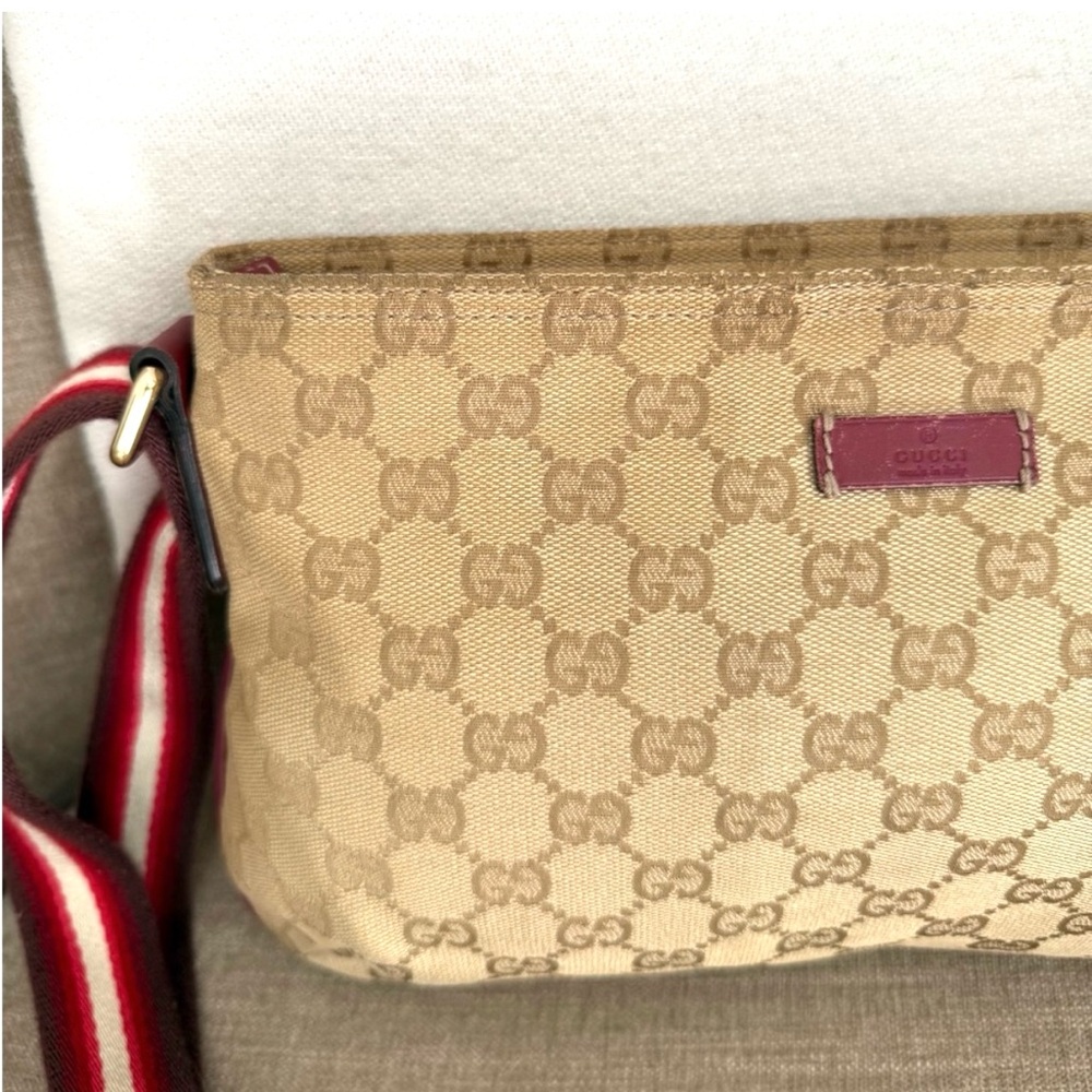 Authentic Gucci brown monogram crossbody bag - Picture 4 of 15